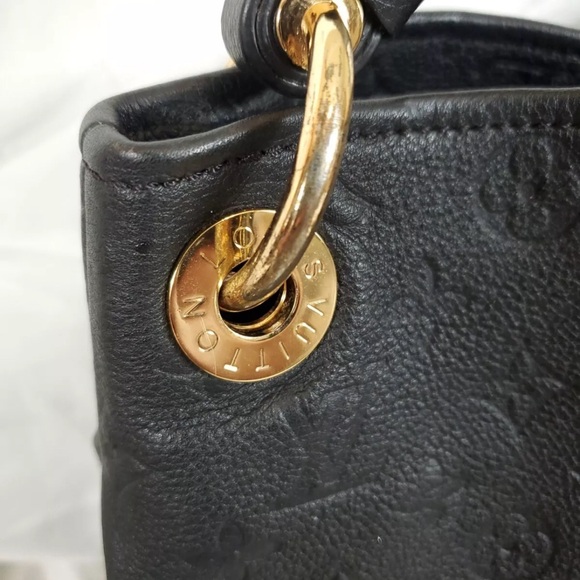 Louis Vuitton Black Monogram
Empreinte Leather Artsy MM Hobo - Picture 2 of 16